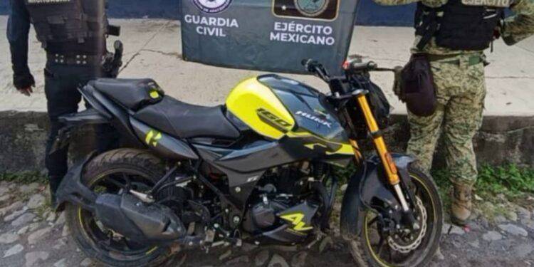 Aseguran Dos Motocicletas Abandonadas en Operativo en Apatzingán; una de ellas era Robada