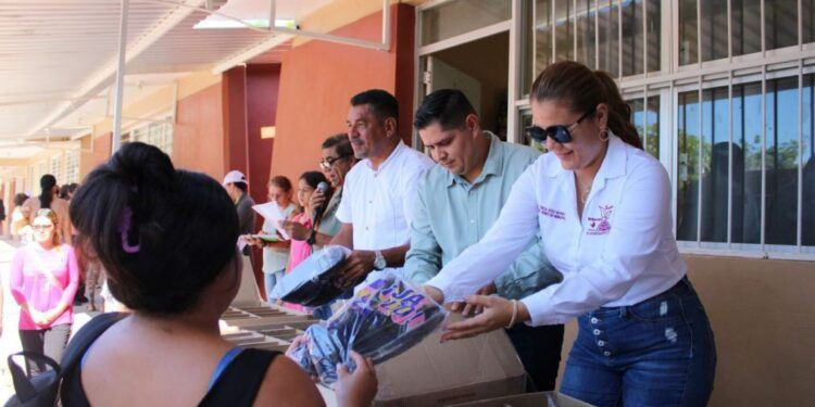 La administración de Irma Moreno entrega calzado escolar en La Ruana; refuerzan apoyo equitativo en todo Buenavista 1 ¡A pedradas! Heroico conductor escapa de sanguinario asalto en carretera de Buenavista y pone a salvo a pasajeros