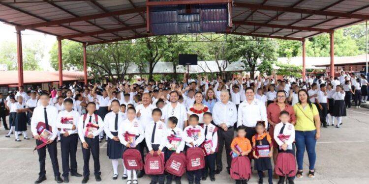 Fanny Arreola da inicio del ciclo escolar en Apatzingán con tecnología y compromiso educativo 1 Nueva SCJN, un paso firme hacia una justicia accesible: Bedolla