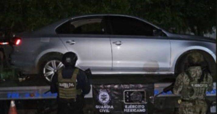 Aseguran Jetta con un cargador y balas en su interior en Palo Alto de Apatzingán 1 En acción coordinada, FGE, SSPC y SIE, detienen a cuatro personas, presuntas responsables del secuestro de un taxista, en La Huacana