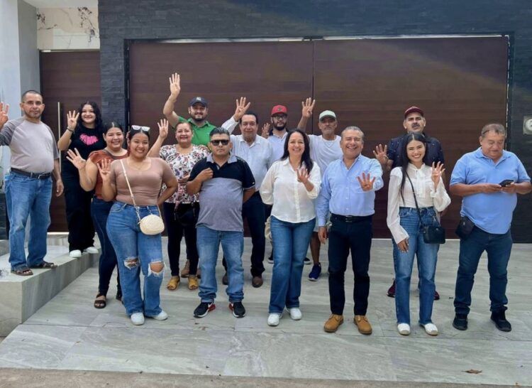 Calderón Torreblanca Y Castañeda Rincón Recorren Apatzingán Para Compartir Avances De La 4T 22 Su Celular, Hunde Al Secretario De Jiquilpan; La Sombra Del “Ejército Purépecha”