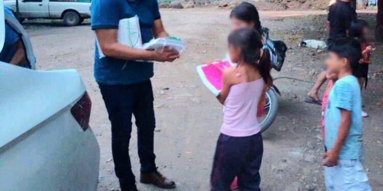 Aseguran una troca con una granada, 11 explosivos para drones y 430 balas útiles en la comunidad de Acatlán en Apatzingán