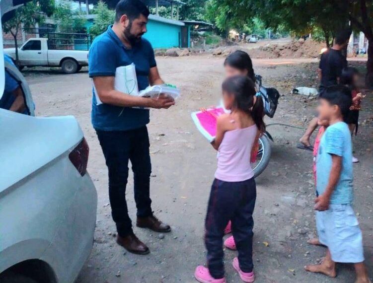 Francisco Aguilar Rodríguez Impulsa La Educación Con Entrega De Paquetes Escolares En Apatzingán