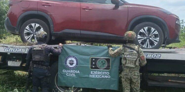 Guardia Civil y Defensa asegura vehículo con reporte de robo en Apatzingán 1 Guardia Civil y Defensa asegura vehículo con reporte de robo en Apatzingán
