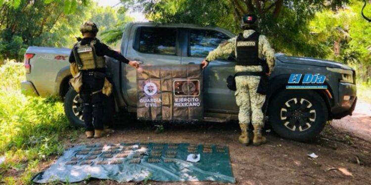 Aseguran una troca con una granada, 11 explosivos para drones y 430 balas útiles en la comunidad de Acatlán en Apatzingán