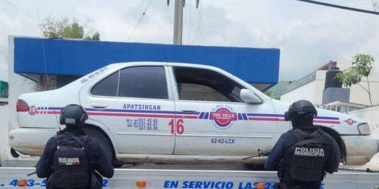 Aseguran taxi abandonado en operativo de seguridad en Apatzingán 1 En acción coordinada, FGE, SSPC y SIE, detienen a cuatro personas, presuntas responsables del secuestro de un taxista, en La Huacana