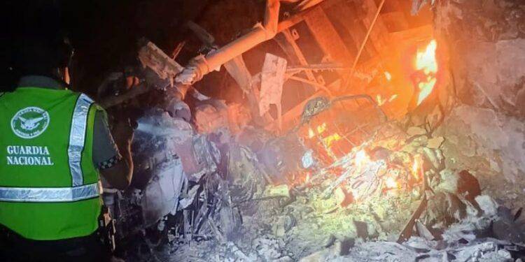 Conductor fallece atrapado en tráiler que volcó y se incendió en la Autopista Siglo XXI 1 Comando armado ataca la presidencia municipal de Zinapécuaro y lanza explosivos desde drones
