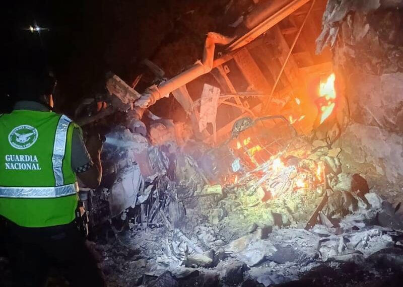 Conductor Fallece Atrapado En Tráiler Que Volcó Y Se Incendió En La Autopista Siglo Xxi