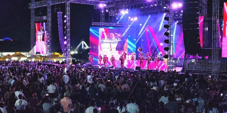 ¡Éxito Total! Banda El Recodo Hizo Cantar & Bailar A Más De 18 Mil En Apatzingán Y Disparó La Economía En Una Noche Histórica