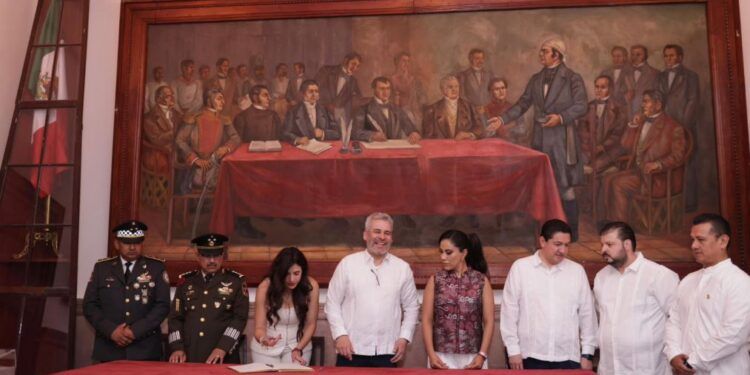Más De Seis Mil Desfilaron En Apatzingán Para Conmemorar El 211 Aniversario Del Decreto Constitucional