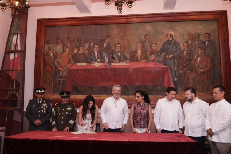 Fanny Arreola Pichardo Y Alfredo Ramírez Bedolla Conmemoran En Apatzingán El 211 Aniversario De Su Constitución 21 Más De Seis Mil Desfilaron En Apatzingán Para Conmemorar El 211 Aniversario Del Decreto Constitucional