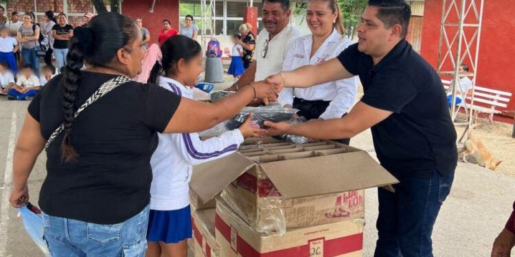 Buenavista, Único Municipio en la Región en Entregar Calzado Escolar en Apoyo a la Economía Familiar 1 Emboscada a Tiros en Parácuaro Deja un Policía Muerto y Dos Heridos de Gravedad