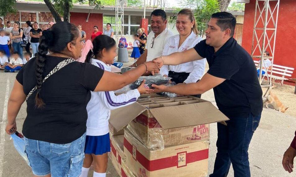 Buenavista, Único Municipio En La Región En Entregar Calzado Escolar En Apoyo A La Economía Familiar