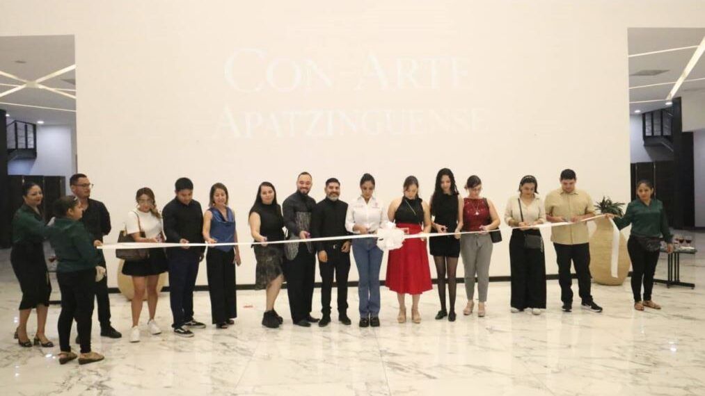Fanny Arreola Inauguran Exposición Fotográfica “Con Arte Apatzinguense” En El Teatro Constitución
