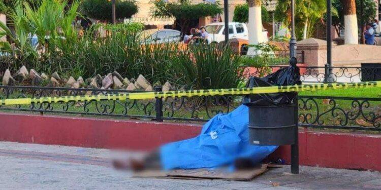 Muere Indigente en la Plaza Constituyentes de Apatzingán 1 Muere Indigente en la Plaza Constituyentes de Apatzingán