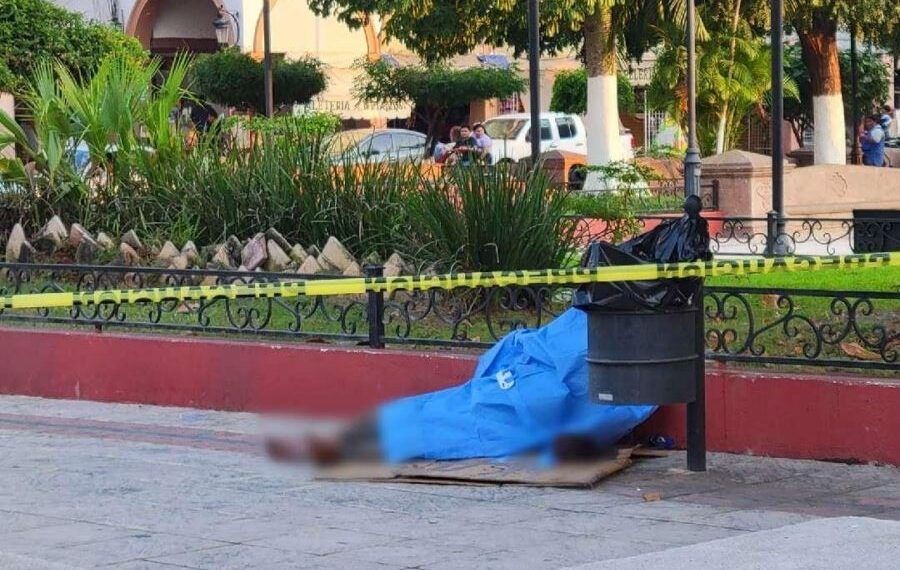 Muere Indigente En La Plaza Constituyentes De Apatzingán 19 Muere Indigente En La Plaza Constituyentes De Apatzingán