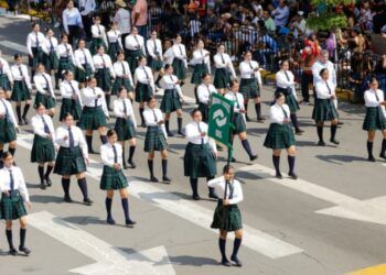 Más De Seis Mil Desfilaron En Apatzingán Para Conmemorar El 211 Aniversario Del Decreto Constitucional