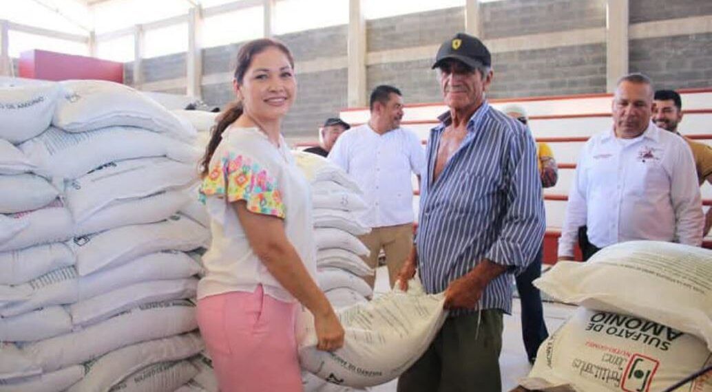 Más de seis mil Desfilaron en Apatzingán para Conmemorar el 211 Aniversario del Decreto Constitucional