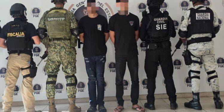 Fuerzas estatales y federales detienen a dos hermanos, presuntos responsables del delito de extorsión, en agravio de limoneros en la región de Apatzingán