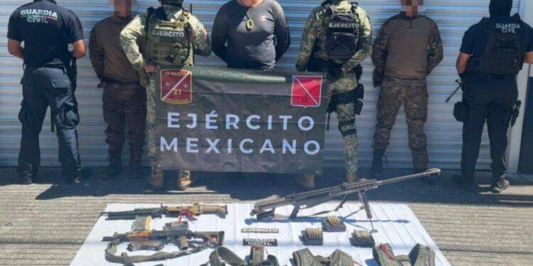Detenidos 3 civiles armados con fusiles y granadas en Zinapécuaro en Acción conjunta con la DEFENSA 1 Comando armado ataca la presidencia municipal de Zinapécuaro y lanza explosivos desde drones