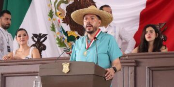 Congreso Otorga Presea &Quot;Constitución De 1814&Quot; Al Académico Orlando Aragón 2 Más De Seis Mil Desfilaron En Apatzingán Para Conmemorar El 211 Aniversario Del Decreto Constitucional