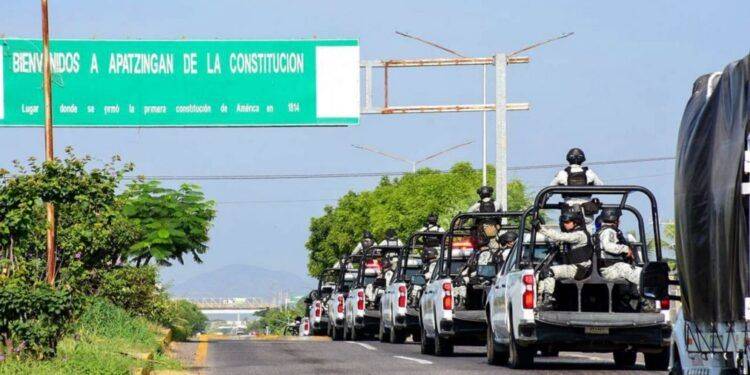 Arriban 100 elementos de la Guardia Nacional a Apatzingán en el marco del Plan Michoacán por la Paz y la justicia 1 Fuerzas estatales y federales aseguran ametralladora y 11 fusiles en Huetamo: SSP