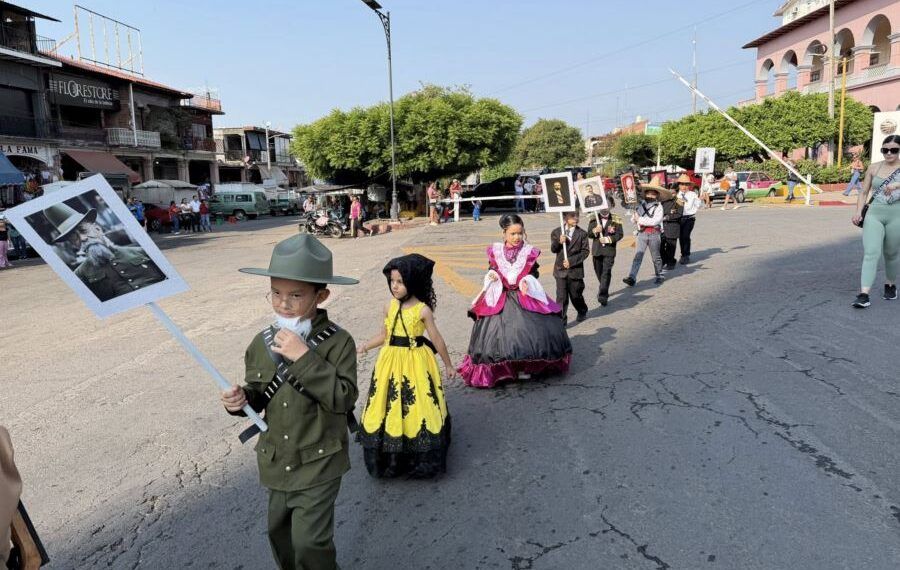 Apatzingán Conmemora Con Colorido Desfile El 115 Aniversario De La Revolución Mexicana 19 Desfile Apatzingán Foto Facebook Cristian Estrada