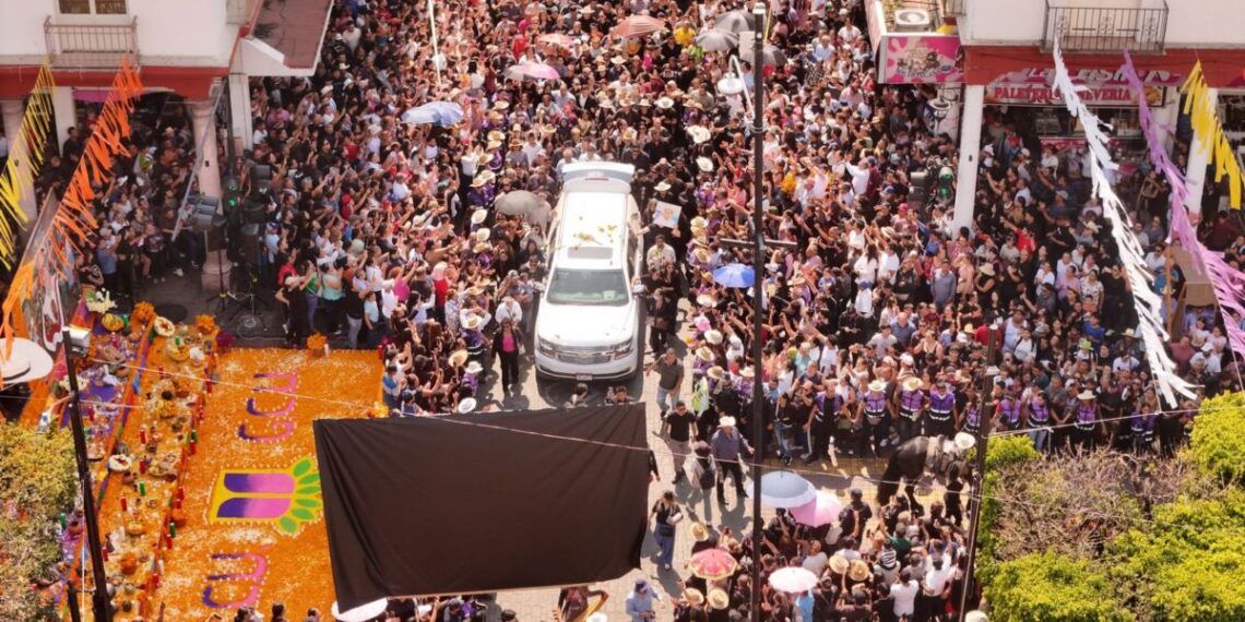 Despiden De Carlos Manzo Entre Honores Y Protestas - El Día De Michoacán