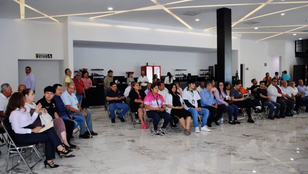 FGE realiza diligencias en el lugar donde fue ultimado el alcalde Carlos Manzo