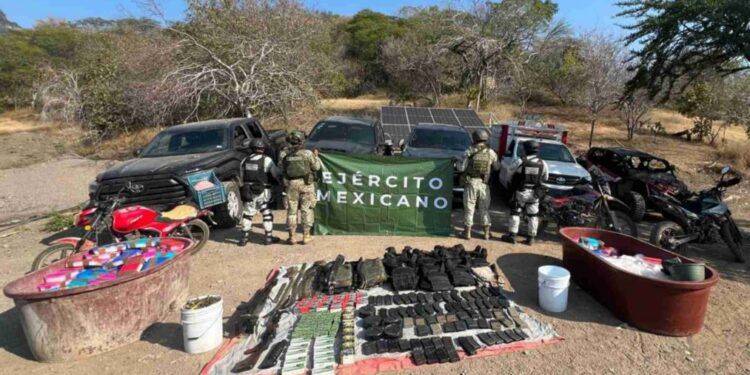 Más de 300 kilogramos de droga y 14 armas largas asegurados en Huetamo por Defensa y GN 1 En Huetamo observaron 5 vehiculos estacionados sin detenidos - El día de Michoacán