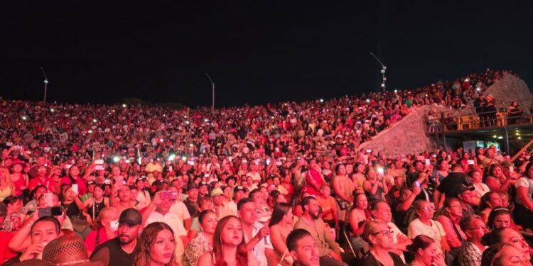 Fanny Arreola cierra la expo feria octubrina junto a Pancho Barraza