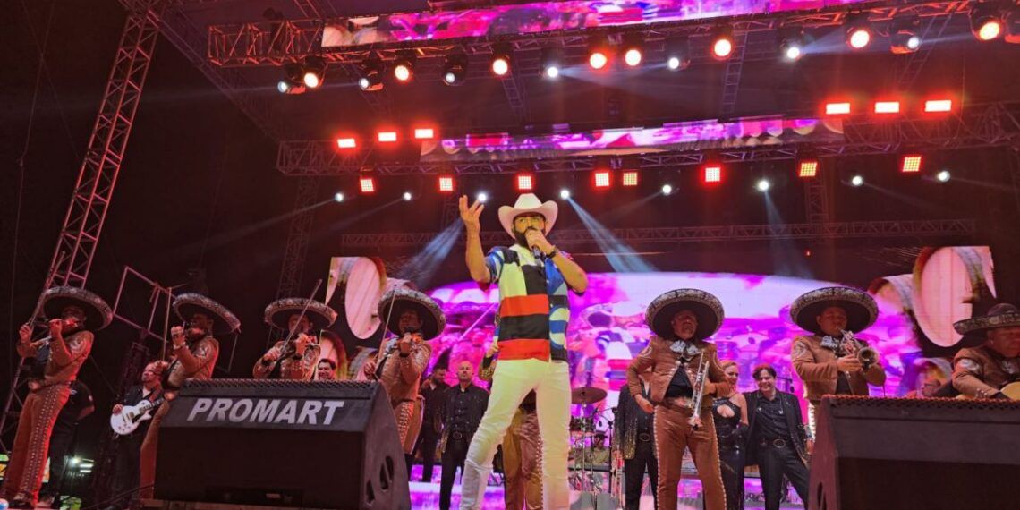 Fanny Arreola cierra la expo feria octubrina junto a Pancho Barraza