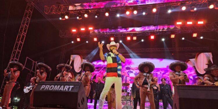 Fanny Arreola cierra la expo feria octubrina junto a Pancho Barraza