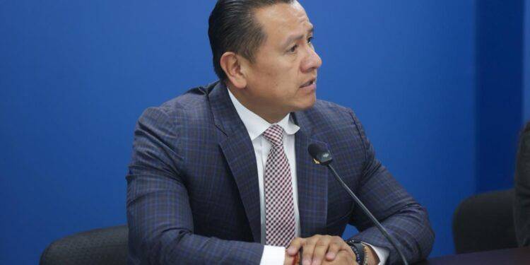 FGE detiene a policía municipal de Ario, por homicidio, tentativa de homicidio y secuestro agravado en Salvador Escalante