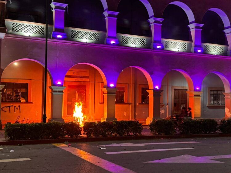 Dos Detenidos Por Incendio Del Palacio Municipal De Apatzingán Fueron Presentados Ante Un Juez 19 Originario De Apatzingán, El Asesino De Carlos Manzo, Le Apodan «El Cuate» Y Es De La Colonia Hidalgo