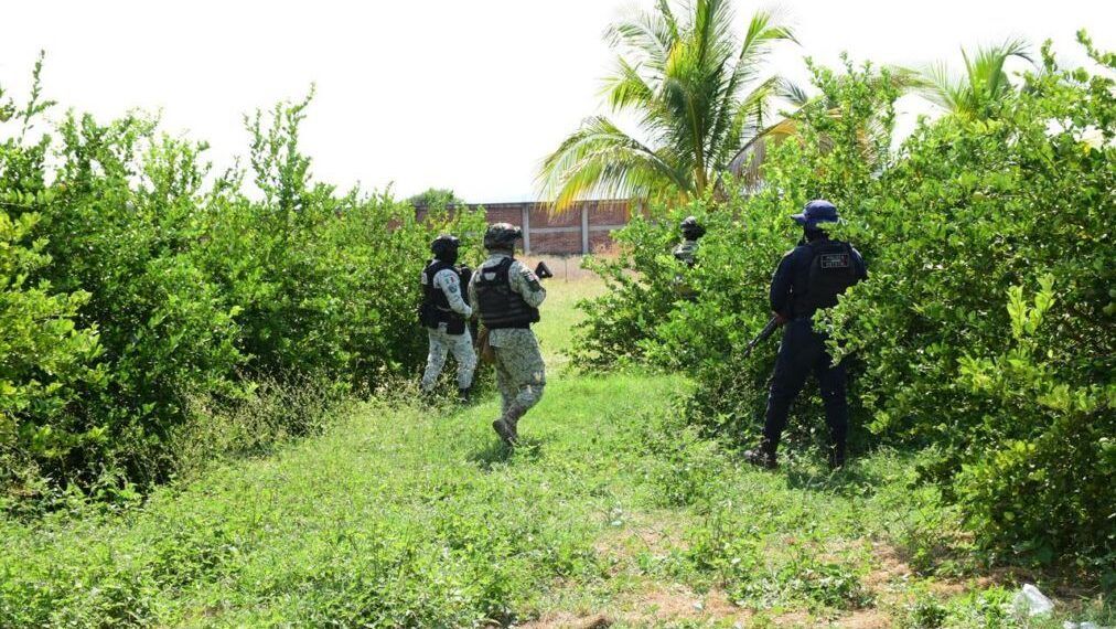 FGE realiza diligencias en el lugar donde fue ultimado el alcalde Carlos Manzo