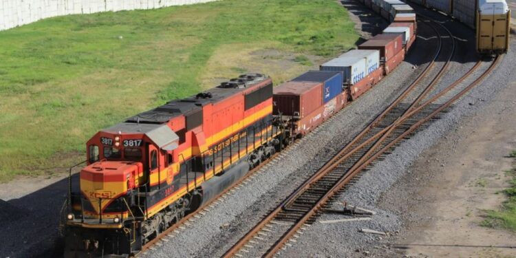 Asaltan Tren en Arteaga se apoderan de Valiosa mercancía con Destino a EE.UU. 1 Fuerzas estatales y federales aseguran ametralladora y 11 fusiles en Huetamo: SSP