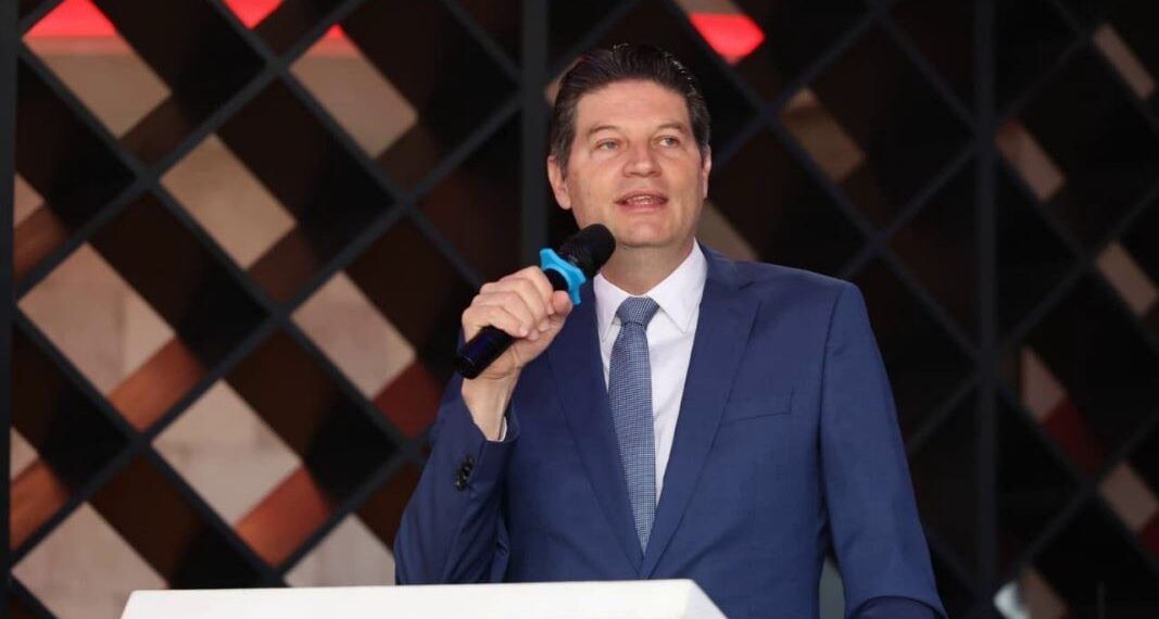 Agradece Comunidad Estudiantil A Alfonso Martínez Por Techumbre En Escuela