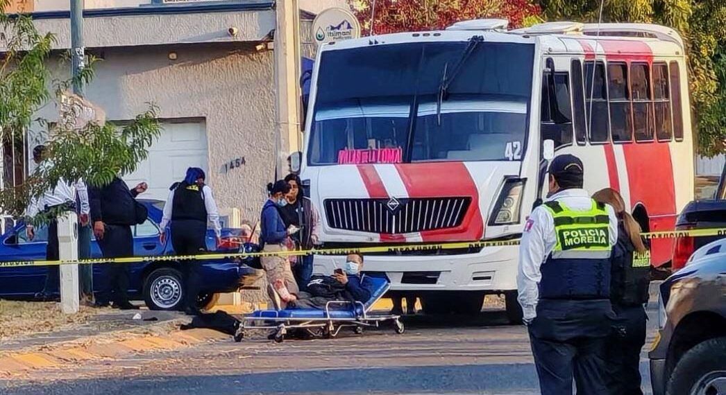 Asesinan A Un Hombre A Tiros Dentro De Un Camión En Uruapan; Hay 5 Inocentes Heridos, Entre Ellos Un Adolescente