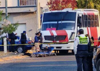 Asesinan A Un Hombre A Tiros Dentro De Un Camión En Uruapan; Hay 5 Inocentes Heridos, Entre Ellos Un Adolescente 19 Aseguran Armas De Fuego Y Vehículo Robado En Morelia