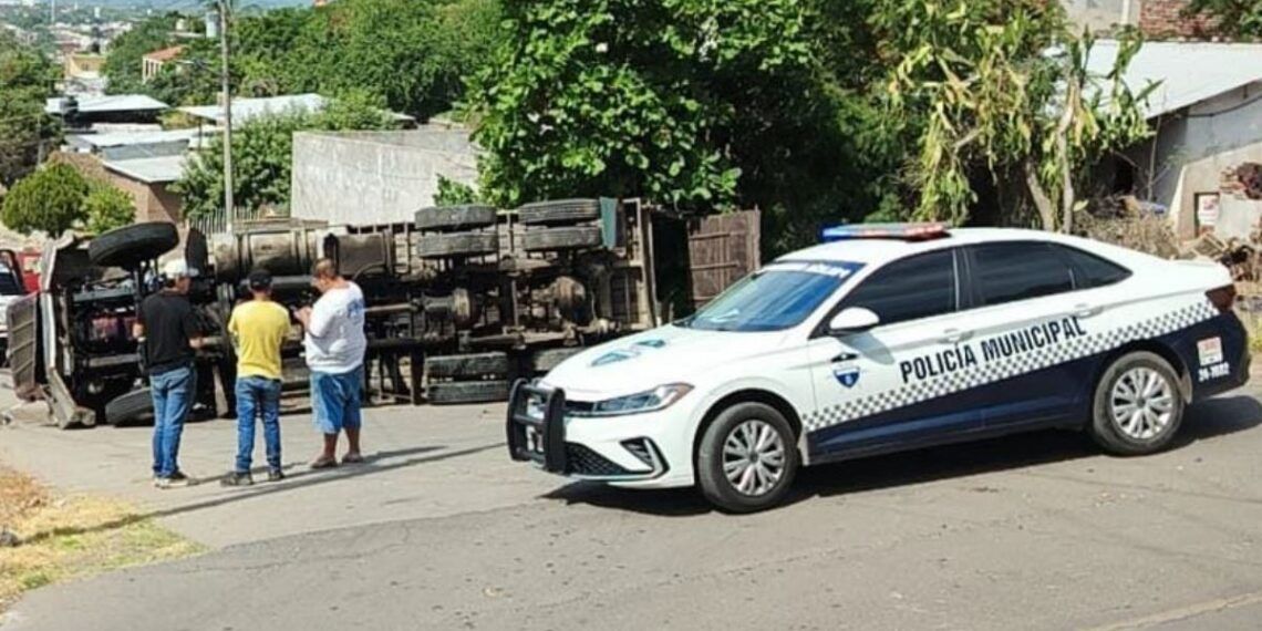 Volcadura De Camión En Apatzingán Moviliza A Paramédicos Y Agentes De Vialidad