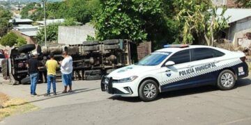 Volcadura De Camión En Apatzingán Moviliza A Paramédicos Y Agentes De Vialidad 1 Acuerda Bedolla Con Transportistas, Condonaciones Y Descuentos Para El Buen Fin