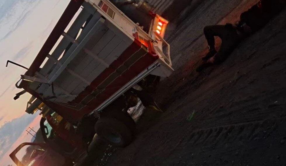 Tragedia Vial En Múgica: Volcadura De Camioneta Deja Un Muerto Y Ocho Heridos