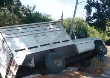 En Parácuaro, Accidente De Camioneta En Puente De Riego Sin Dejar Heridos