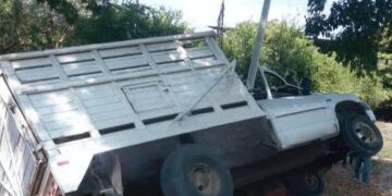 En Parácuaro, Accidente De Camioneta En Puente De Riego Sin Dejar Heridos