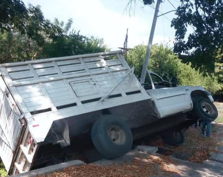 En Parácuaro, Accidente De Camioneta En Puente De Riego Sin Dejar Heridos 19 Accidente De Camioneta En Puente De Riego Sin Dejar Heridos