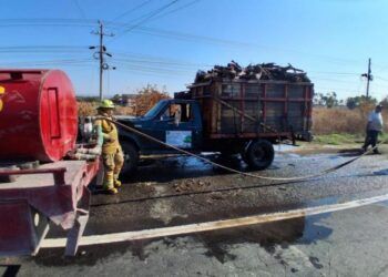 Bomberos De Apatzingán Controlan Incendio En Camioneta Cargada Con Madera