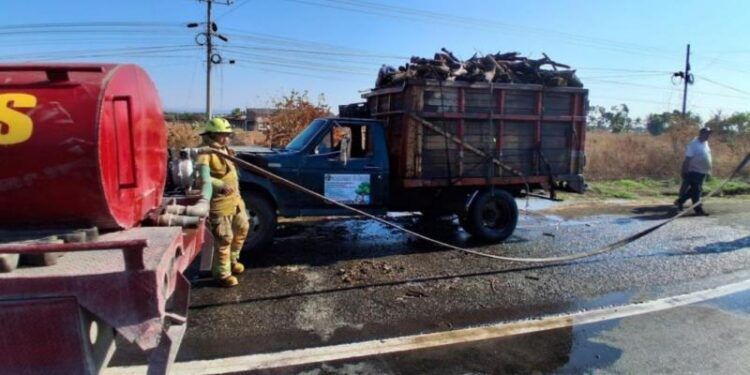 Bomberos De Apatzingán Controlan Incendio En Camioneta Cargada Con Madera