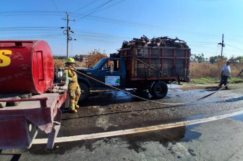 Bomberos De Apatzingán Controlan Incendio En Camioneta Cargada Con Madera 19 Bomberos De Apatzingan Controlan Incendio En Camioneta - El Día De Michoacán