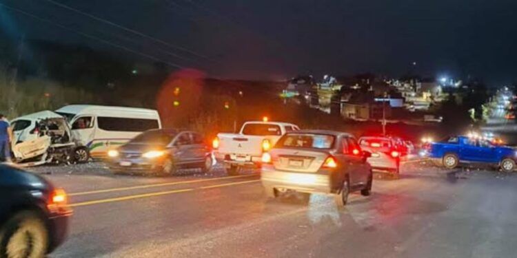 Dos muertos y siete heridos en trágica carambola cerca de Ciudad Salud en Morelia 1 Asesinan a tres mujeres en ataque armado dentro de una vivienda en Zamora